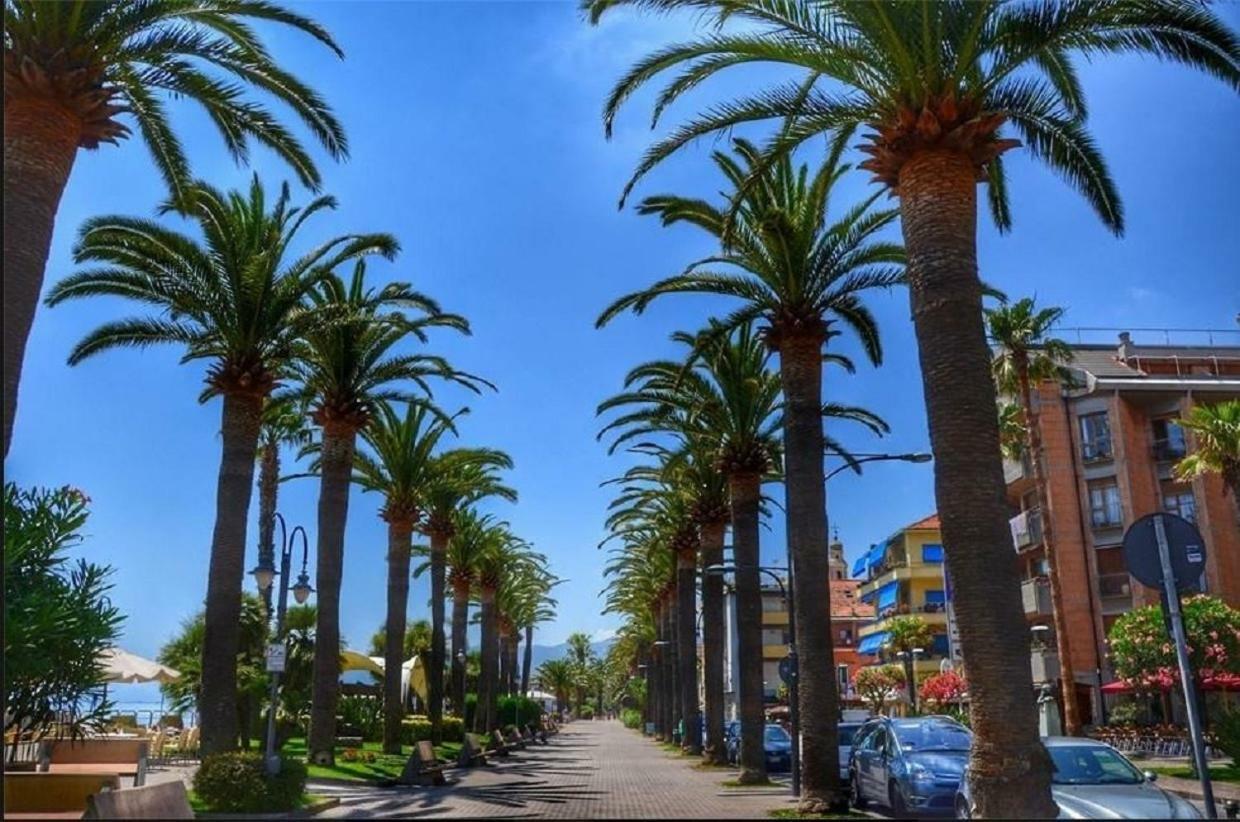 Hotel La Milanese Pietra Ligure Buitenkant foto
