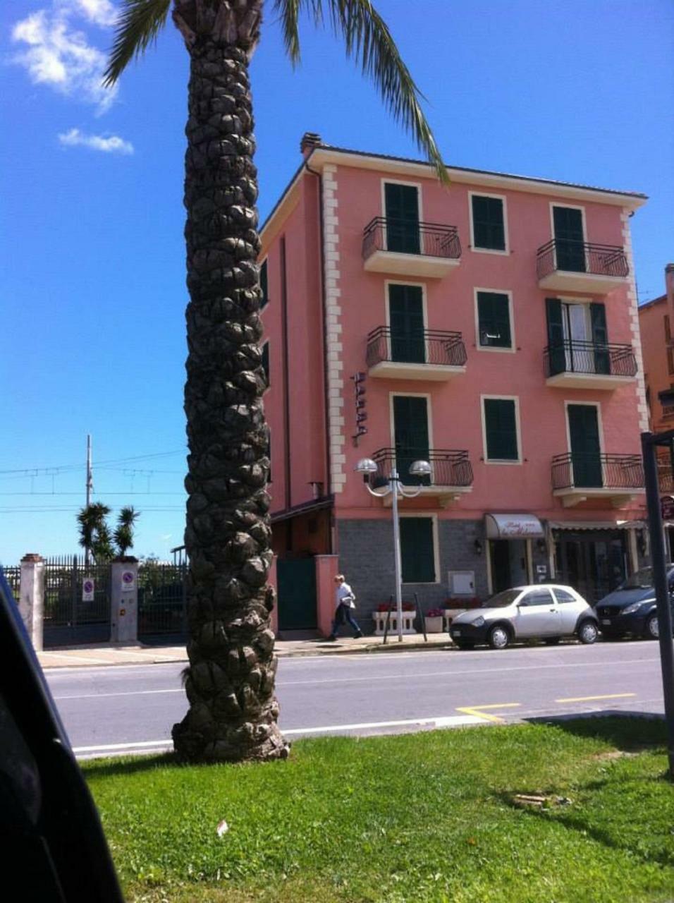 Hotel La Milanese Pietra Ligure Buitenkant foto