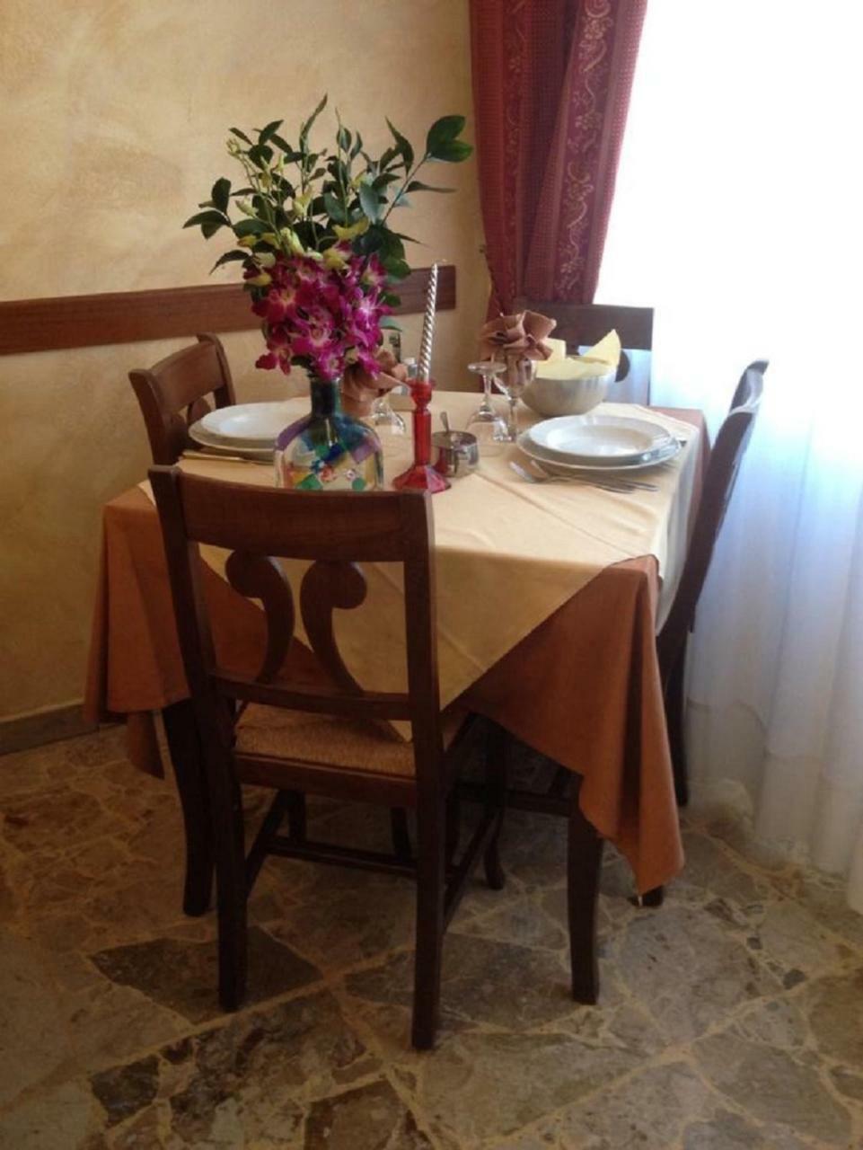 Hotel La Milanese Pietra Ligure Buitenkant foto