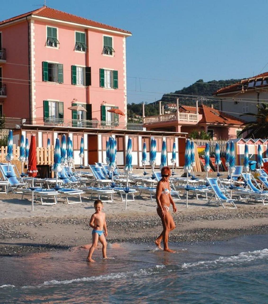 Hotel La Milanese Pietra Ligure Buitenkant foto