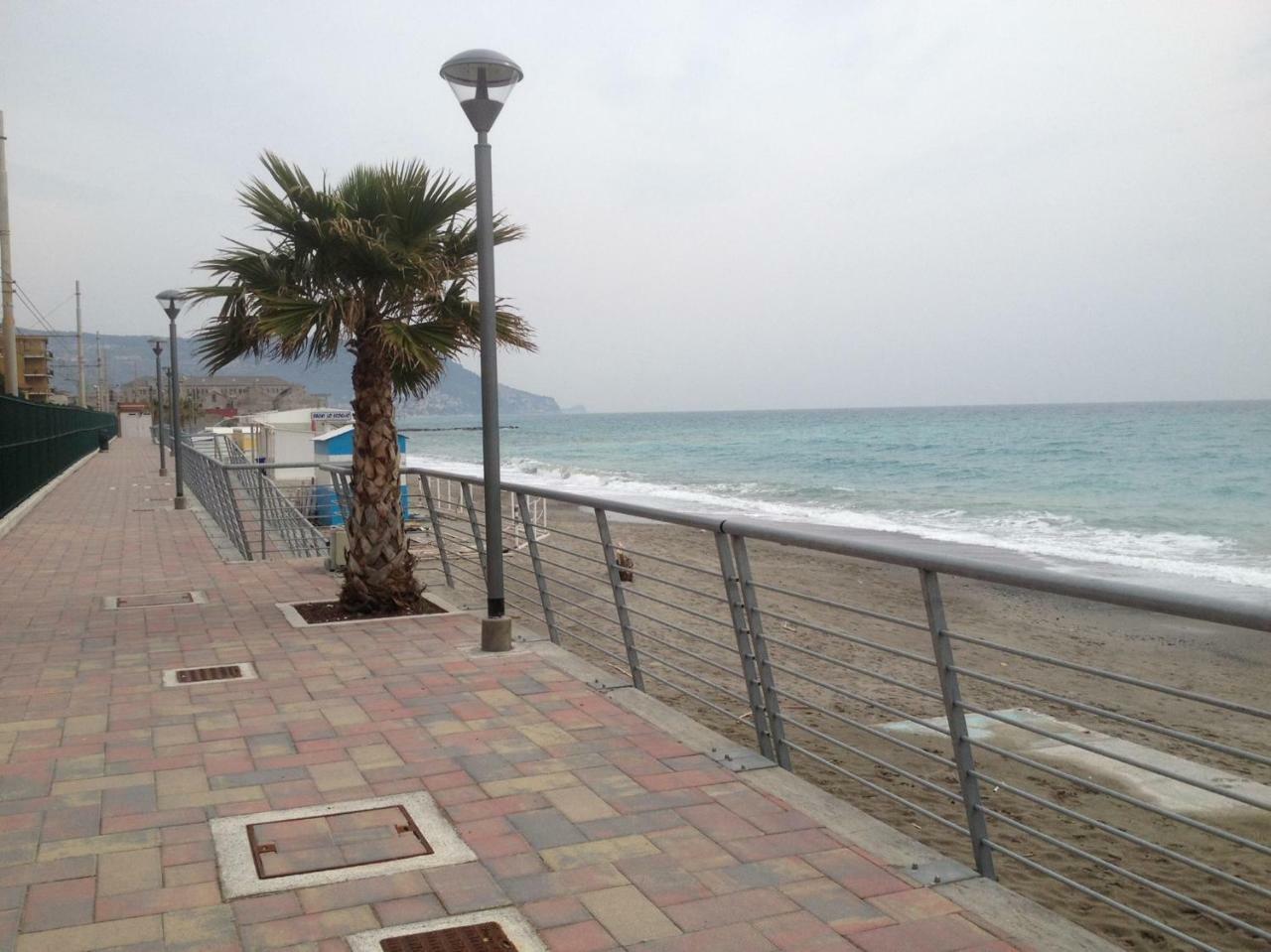 Hotel La Milanese Pietra Ligure Buitenkant foto