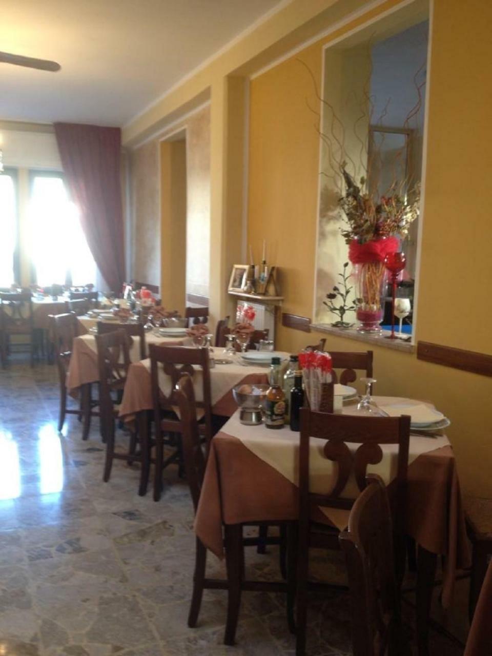 Hotel La Milanese Pietra Ligure Buitenkant foto