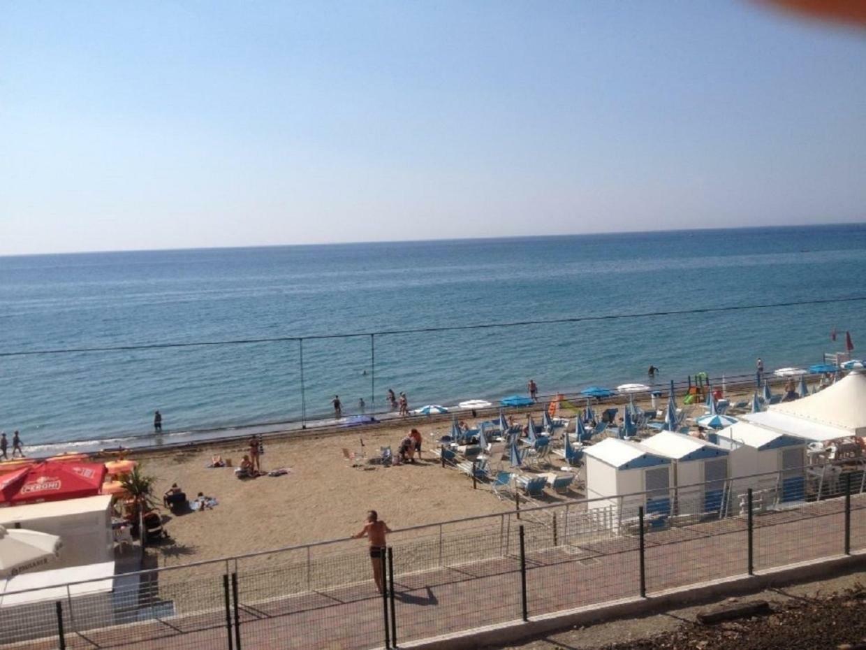 Hotel La Milanese Pietra Ligure Buitenkant foto