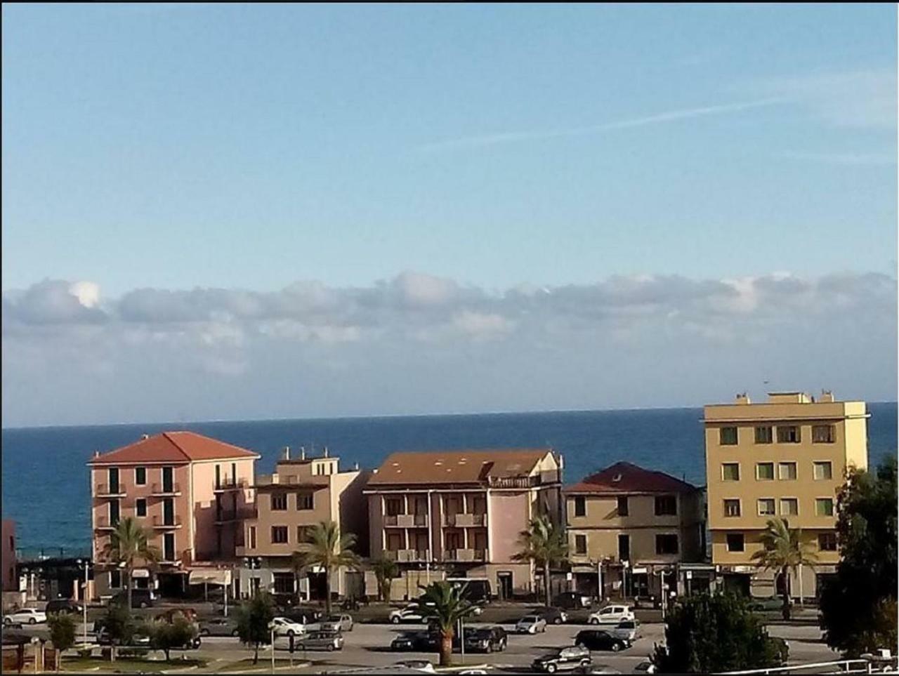 Hotel La Milanese Pietra Ligure Buitenkant foto
