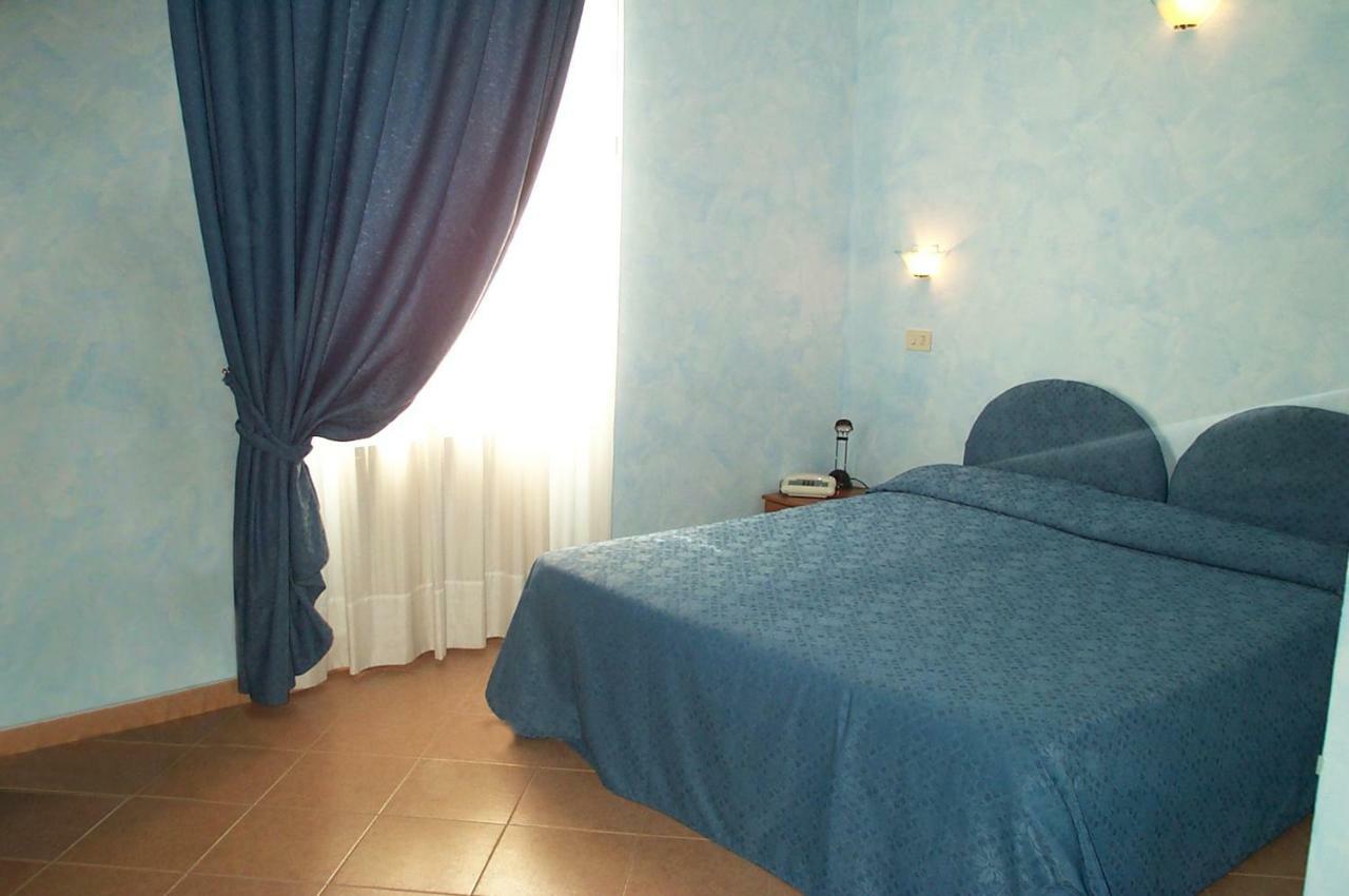 Hotel La Milanese Pietra Ligure Buitenkant foto