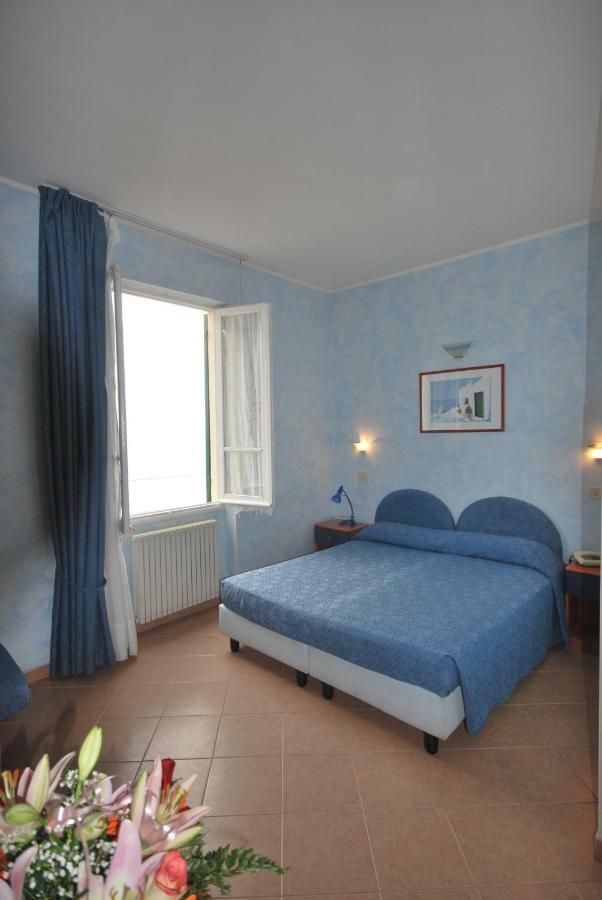 Hotel La Milanese Pietra Ligure Buitenkant foto