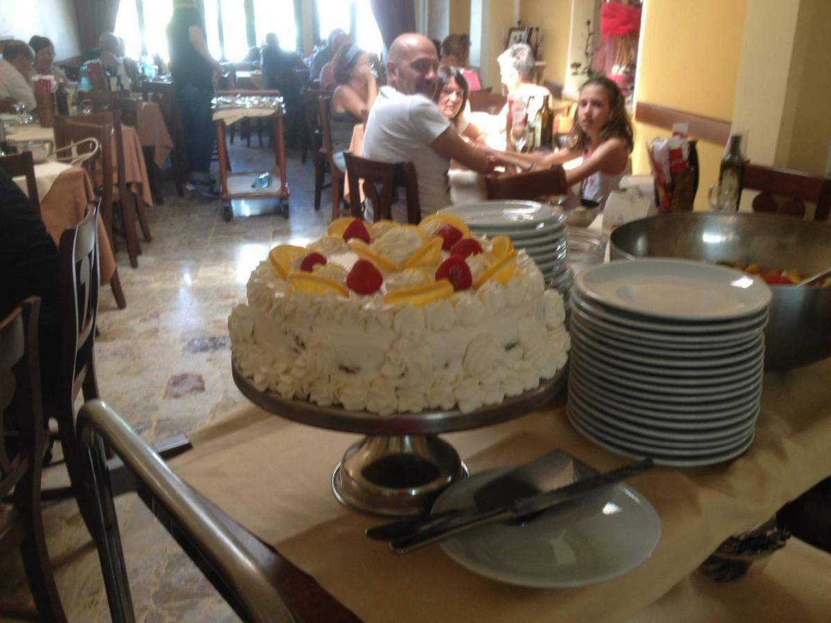 Hotel La Milanese Pietra Ligure Buitenkant foto